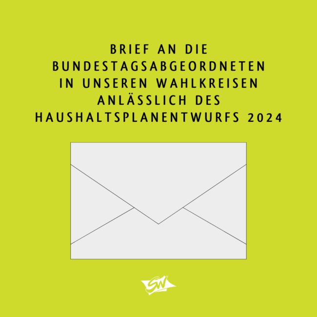 Weißer Briefumschlag auf grünem Hintergrund.